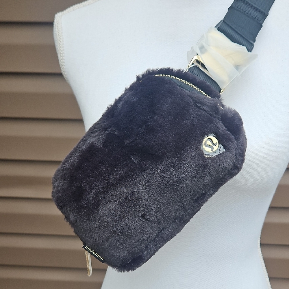 LULULEMON PLUSH FLEECE BELT BAG - Picture 2 of 14